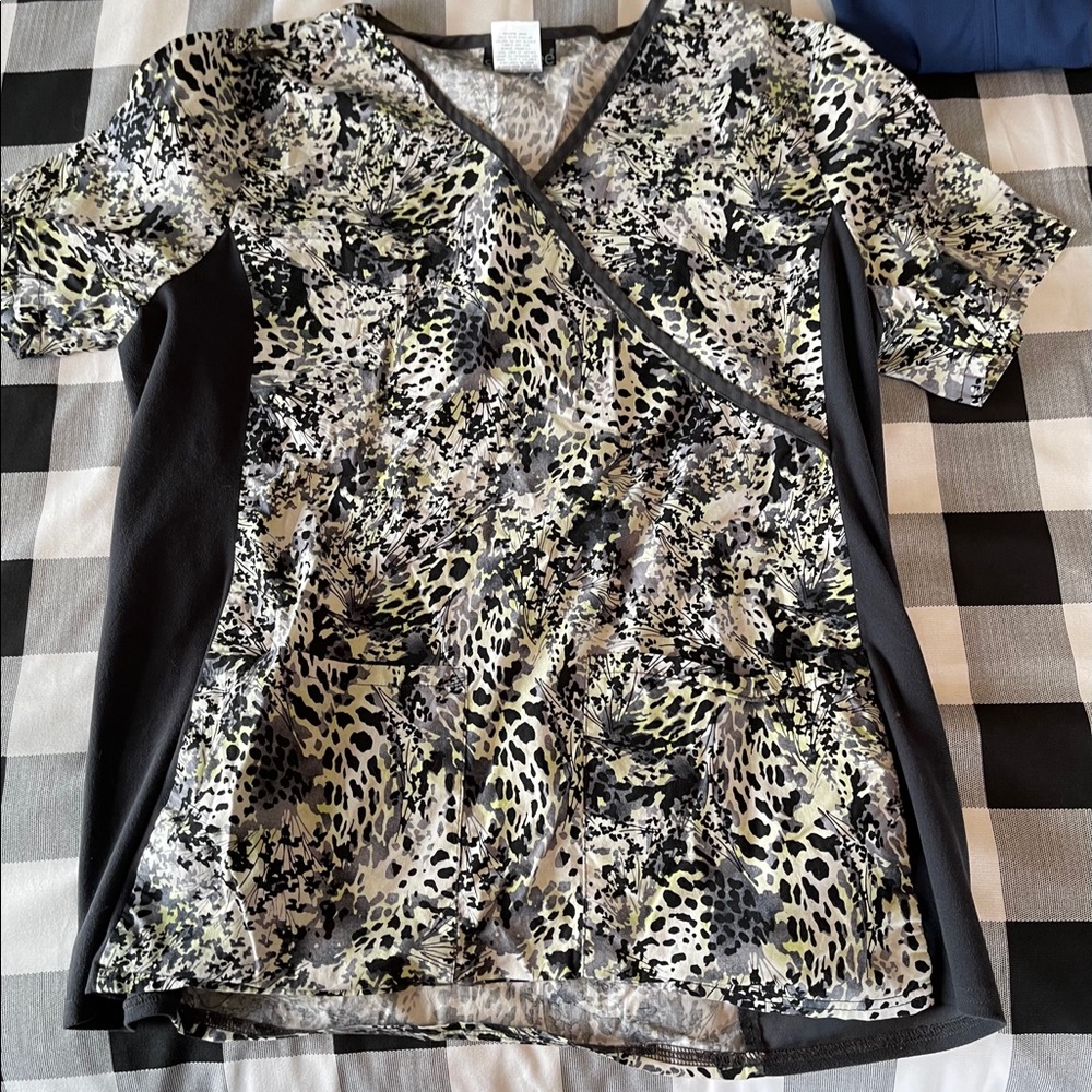 Cherokee scrub top